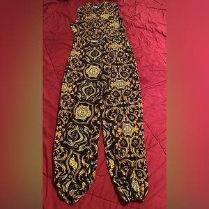 Sleeveless jumpsuit. IT FUNCTIONAL HAS POCKETS!!